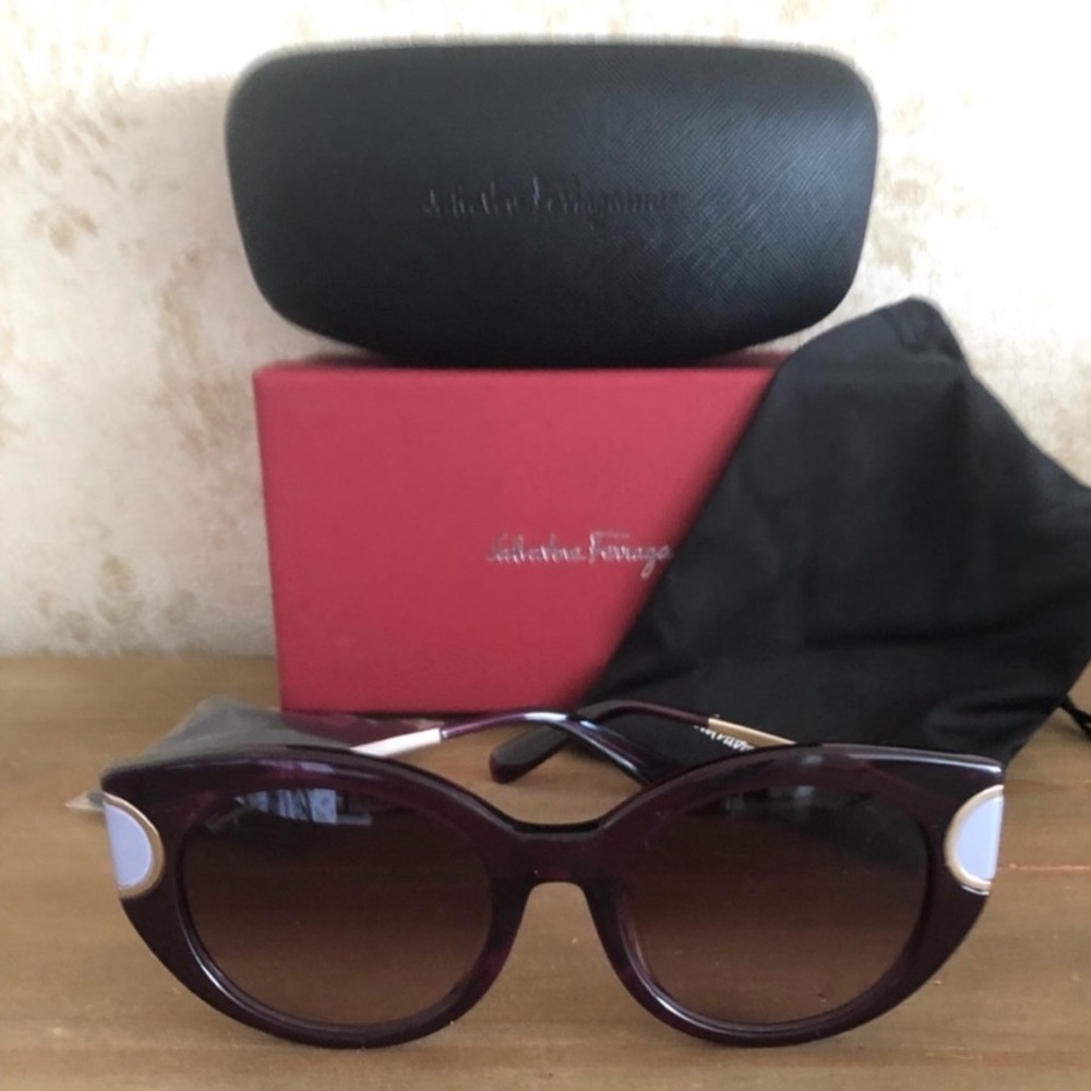 BNWT Salvatore Ferragamo oversize sunglasses